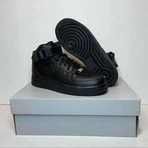 SOLDNike Airforce 1 Mid Black